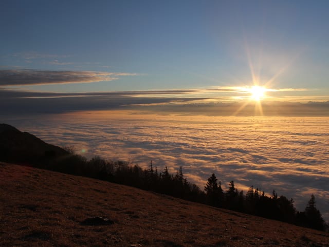 Sonnenaufgang über Nebelmeer (Wolken im Osten)