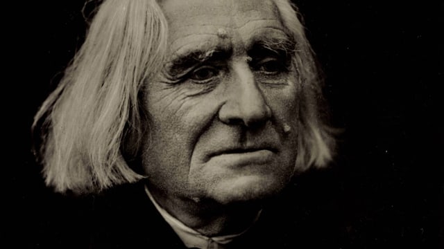 Franz Liszt vor schwarzem Hintergrund mit weissen, mittellangen Haaren. Franz Liszt vor schwarzem Hintergrund mit weissen, mittellangen Haaren.