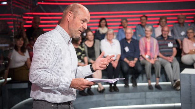 Redaktionsleiter Martin Eggenschwyler erklärt den Gästen, wie eine «Kulturplatz»-Sendung entsteht.