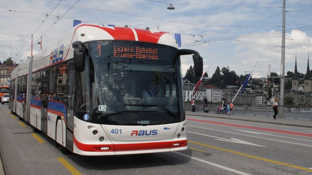 Ein weiss-blau-roter Bus, der durch die Stadt fährt. Ein weiss-blau-roter Bus, der durch die Stadt fährt.