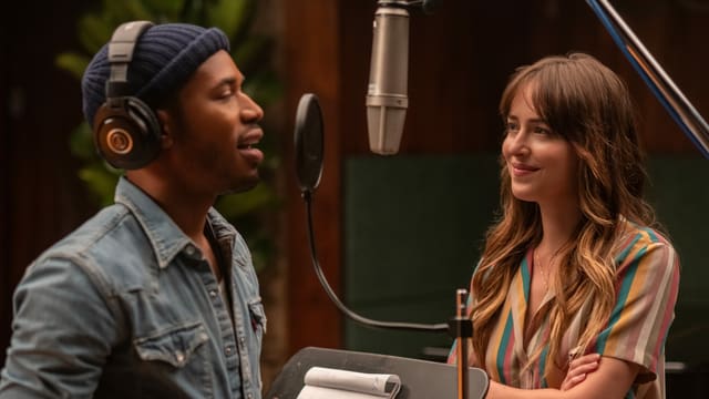 Maggie schaut David, den sie entdeckt hat, beim Singen im Studio zu. Maggie schaut David, den sie entdeckt hat, beim Singen im Studio zu.