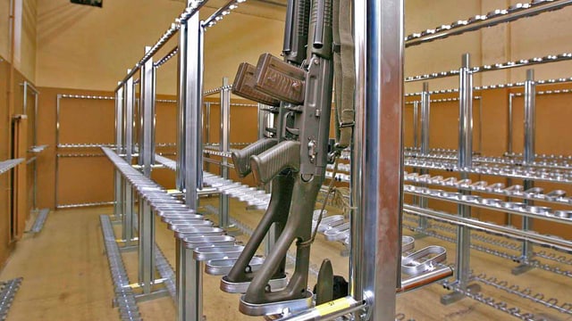 Zwei Fass 90 im Zeughaus des Kantons Genf. Zwei Fass 90 im Zeughaus des Kantons Genf.