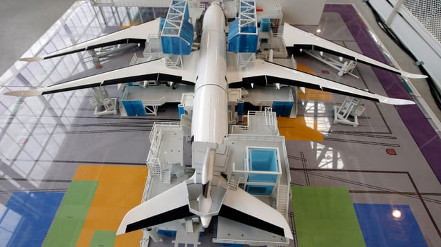 Flugzeug im Hangar Flugzeug im Hangar