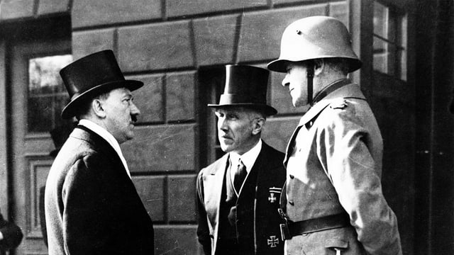 Hitler, von Papen und Werner von Blomberg (v.l.) Hitler, von Papen und Werner von Blomberg (v.l.)