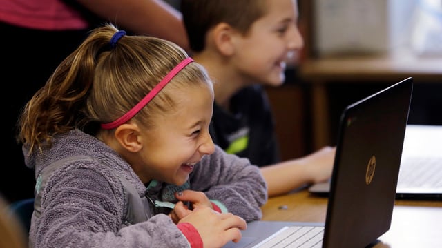 Schülerin an einem Computer Schülerin an einem Computer