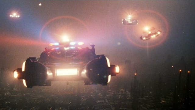 Autos fliegen bei Nacht über eine Stadt. Autos fliegen bei Nacht über eine Stadt.