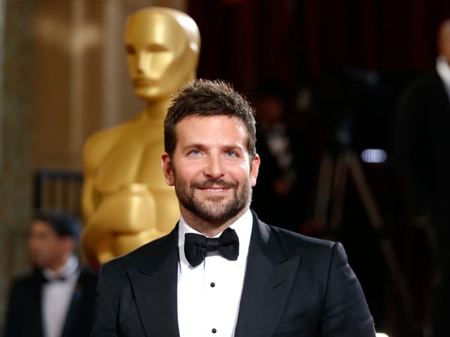 Schauspieler Bradley Cooper lächelt in die Kamera