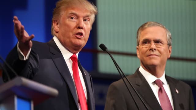 Trump udn Bush hinter einem Mikrofon. Trump udn Bush hinter einem Mikrofon.