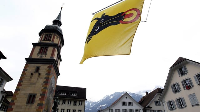 Der Dorfplatz von Altdorf mit Uri-Flagge Der Dorfplatz von Altdorf mit Uri-Flagge