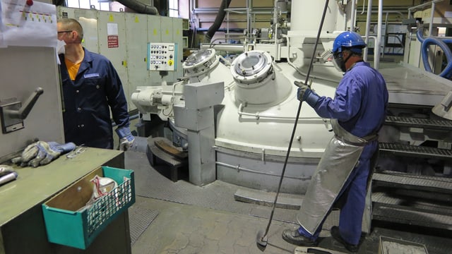 Zwei Giesser der Schmelzmetall AG am Vakuum-Ofen für Speziallegierungen. Zwei Giesser der Schmelzmetall AG am Vakuum-Ofen für Speziallegierungen.