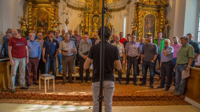 Il chor viril da Laax en baselgia da Surrein. Il chor viril da Laax en baselgia da Surrein.