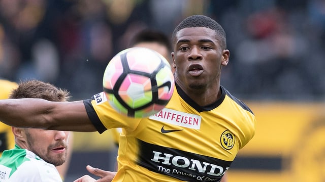 Kwadwo Duah rennt einem Ball hinterher. Kwadwo Duah rennt einem Ball hinterher.