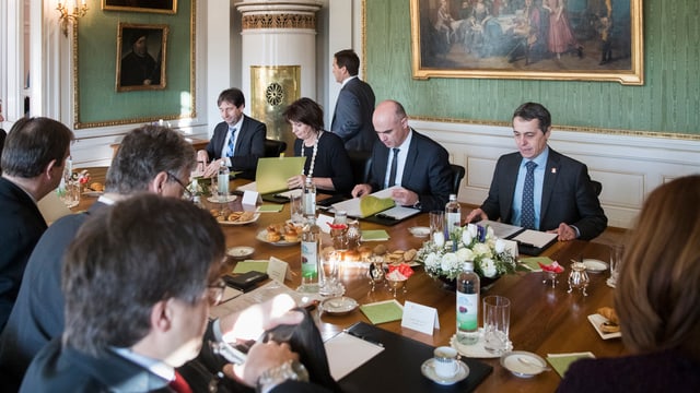 Doris Leuthard, Alain Berset und Ignazio Cassis am Sitzungstisch. Doris Leuthard, Alain Berset und Ignazio Cassis am Sitzungstisch.