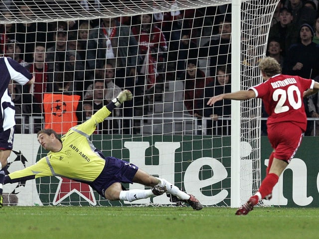 Mauro Lustrinelli erzielt gegen Stekelenburg das zwischenzeitliche 1:1. Mauro Lustrinelli erzielt gegen Stekelenburg das zwischenzeitliche 1:1.