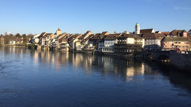 Fluss mit Häuser am Ufer. Fluss mit Häuser am Ufer.