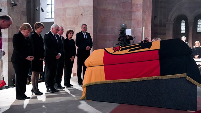 Merkel am Sarg von Kohl. Merkel am Sarg von Kohl.