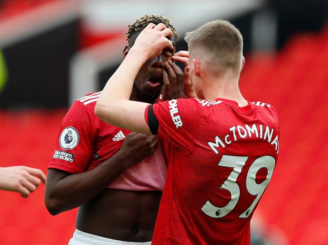 Scott McTominay hilft Paul Pogba