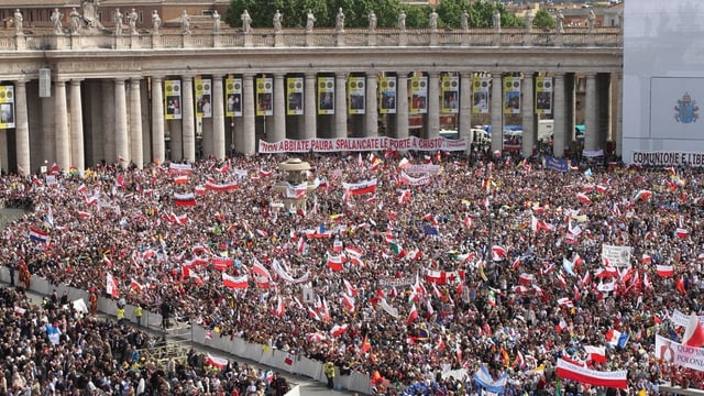 Vollbesetzter Petersplatz in Rom bei der Seligsprecheung von Johannes Paul II. – viele polnische Fahnen sind zu sehen Vollbesetzter Petersplatz in Rom bei der Seligsprecheung von Johannes Paul II. – viele polnische Fahnen sind zu sehen