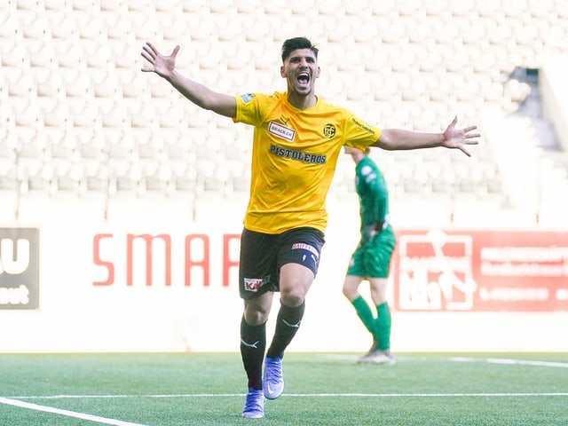 Rodrigo Pollero jubelt mit ausgestreckten Armen auf dem Spielfeld. Rodrigo Pollero jubelt mit ausgestreckten Armen auf dem Spielfeld.