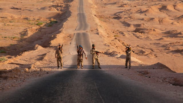 Freiwillige Armeeangehörige sichern wie hier wichtige Verbindungsstrassen zwischen Bagdad und den Provinzen im Süden. (reuters)
