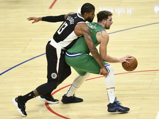 Luka Doncic im Duell mit Paul George. Luka Doncic im Duell mit Paul George.