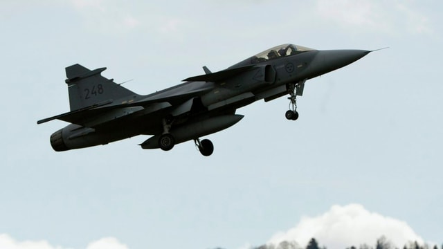 Ein Saab Gripen während des Flugs mit ausgefahrenem Fahrwerk Ein Saab Gripen während des Flugs mit ausgefahrenem Fahrwerk
