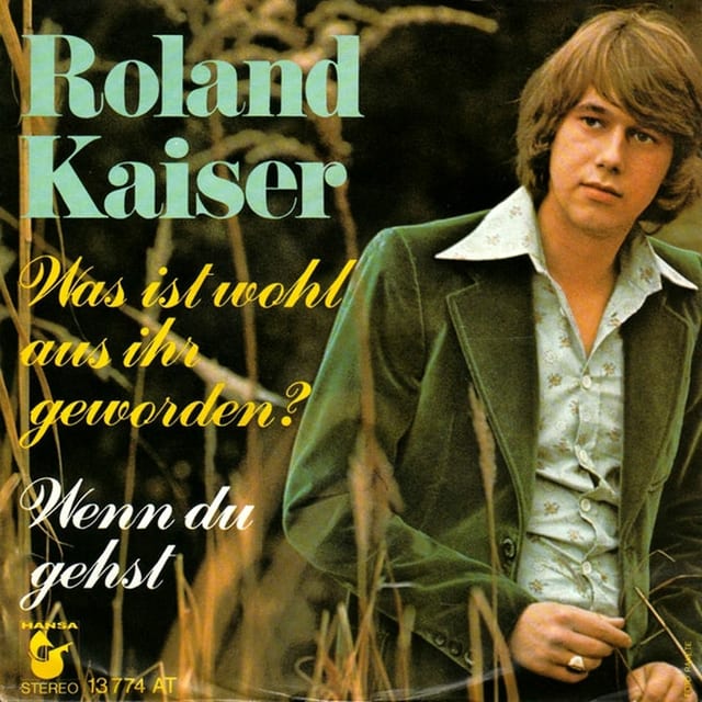 Junger Roland Kaiser lehnt an Baum. Junger Roland Kaiser lehnt an Baum.