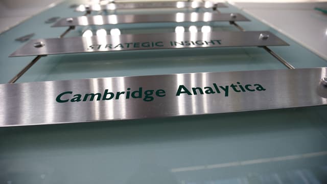 Firmenschild von Cambridge Analytica. Firmenschild von Cambridge Analytica.
