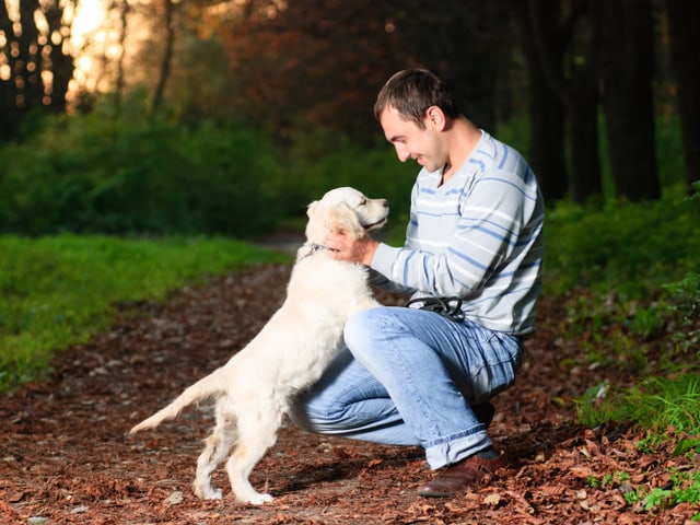 Junger Mann mit jungem Hund. Junger Mann mit jungem Hund.