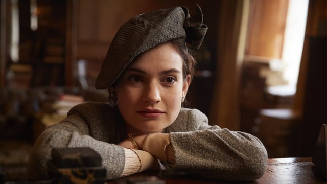 Auf dem Bild ist Lily James zu sehen im Kostüm als Juliet Ashton. Auf dem Bild ist Lily James zu sehen im Kostüm als Juliet Ashton.