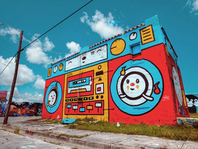 Ein Haus, das bunt bemalt wie ein Radio für Kinder ausschaut. Ein Haus, das bunt bemalt wie ein Radio für Kinder ausschaut.