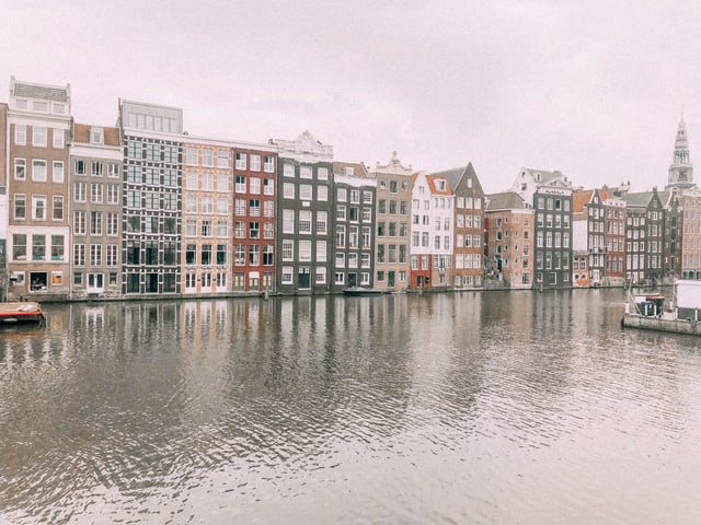 Ein Kanal von Amsterdam mit Häuser am Wasser. Ein Kanal von Amsterdam mit Häuser am Wasser.