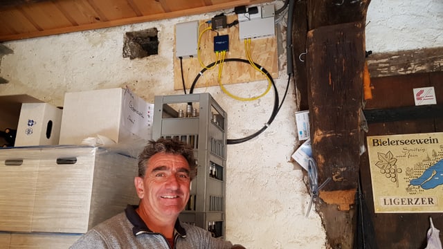Bruno Martin, Bio-Winzer aus Ligerz vor dem Verteiler des Glasfaseranschlusses im Keller seines Hauses. Bruno Martin, Bio-Winzer aus Ligerz vor dem Verteiler des Glasfaseranschlusses im Keller seines Hauses.