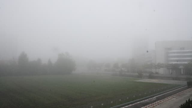 Vom Meteobüro aus, sah man am Samstagmorgen nur noch rund 50 Meter weit. Vom Meteobüro aus, sah man am Samstagmorgen nur noch rund 50 Meter weit.