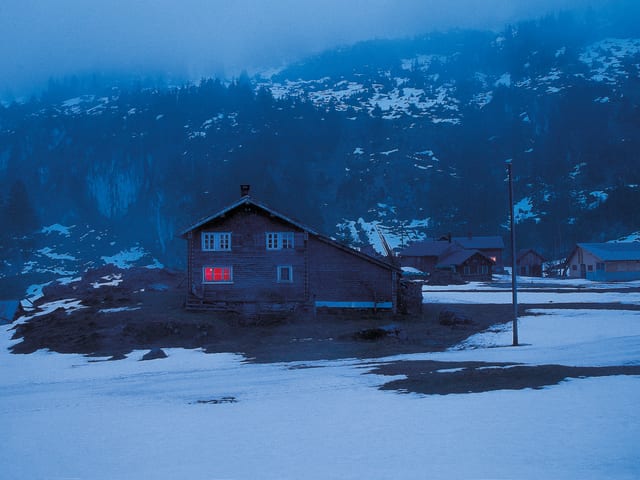 Nebel zieht in der Nacht über eine Graubündner Beiz hinweg. Nebel zieht in der Nacht über eine Graubündner Beiz hinweg.