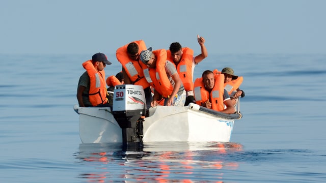 MIgranten legen vor der libyschen Küste abm August 2018 MIgranten legen vor der libyschen Küste abm August 2018