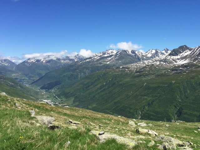 Grünes Alpental im Sommer. Der Himmel ist blau und die Sonne scheint. Grünes Alpental im Sommer. Der Himmel ist blau und die Sonne scheint.