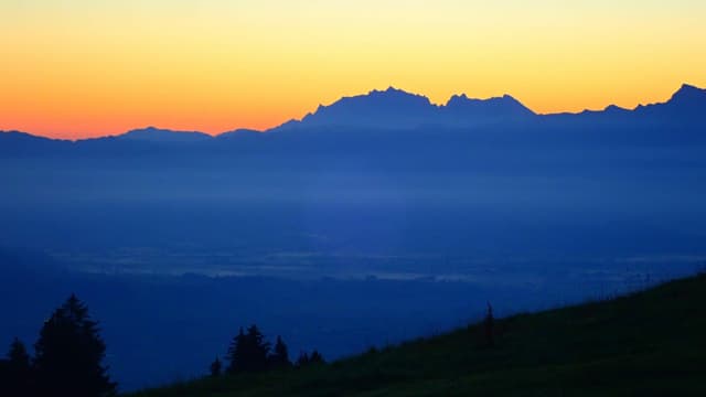 Wolkenloser Himmel mit Morgenrot über dem Alpstein. Wolkenloser Himmel mit Morgenrot über dem Alpstein.