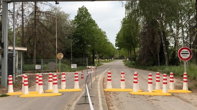 Mit Betonelementen und Gittern geschlossene Strasse. Mit Betonelementen und Gittern geschlossene Strasse.