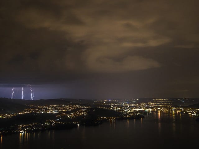 Blitze in der Nacht, unten der See