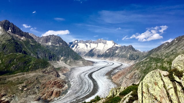Blick auf den grössten Alpengletscher, den Aletschgletscher. Blick auf den grössten Alpengletscher, den Aletschgletscher.