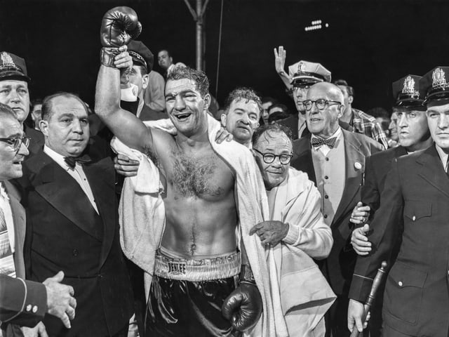 Rocky Marciano 1952 nach dem K.o.-Sieg gegen Joe Walcott. Rocky Marciano 1952 nach dem K.o.-Sieg gegen Joe Walcott.