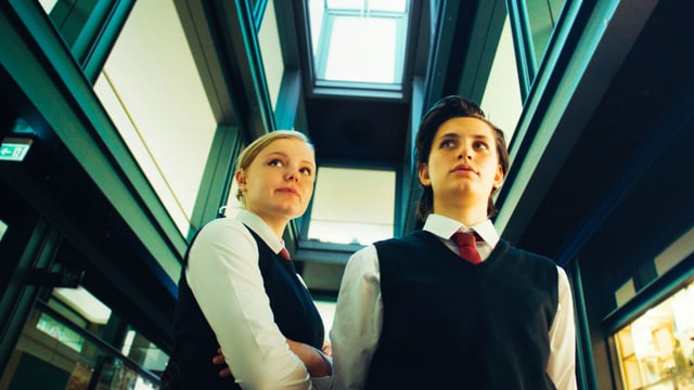 Zwei junge Frauen in der Uniform eines Sicherheitsdiensts. Zwei junge Frauen in der Uniform eines Sicherheitsdiensts.