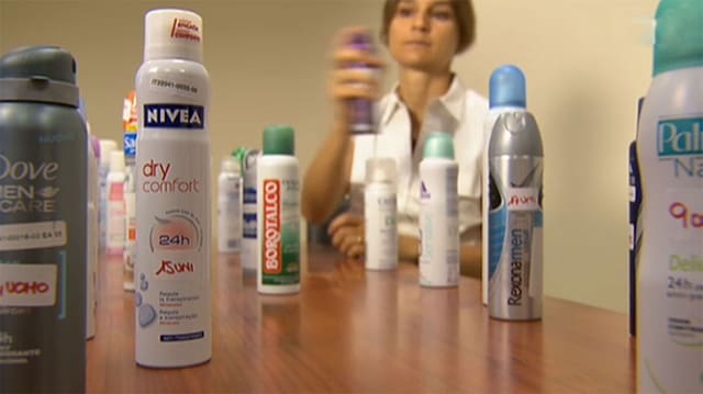 Labor-Mitarbeiterin testet verschiedene Deos Labor-Mitarbeiterin testet verschiedene Deos