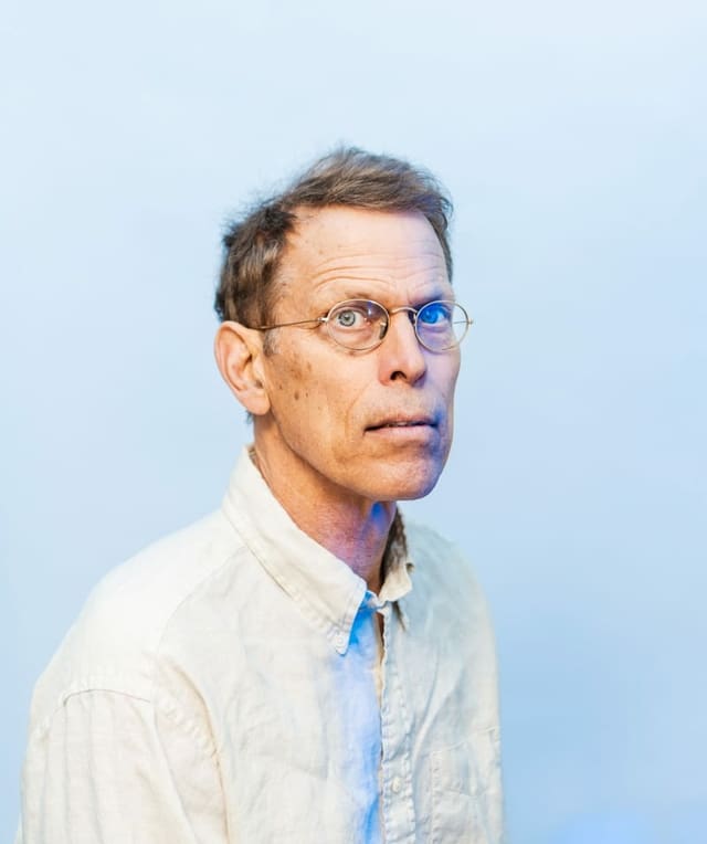Hank Pellisier trägt eine Brille. Hank Pellisier trägt eine Brille.