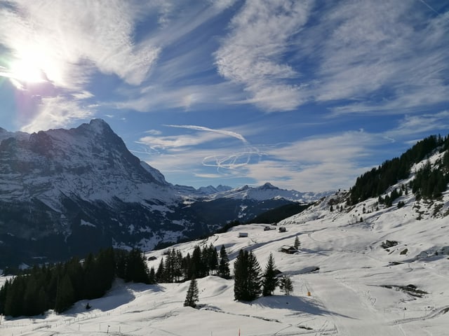 Sonne, Schnee und Schleierwolken über dem Eiger.