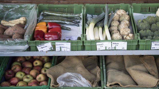 Gemüse und Früchte Auslage eines Hofladens Gemüse und Früchte Auslage eines Hofladens