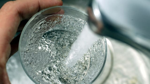 Glas Wasser unter Wasserhahn Glas Wasser unter Wasserhahn