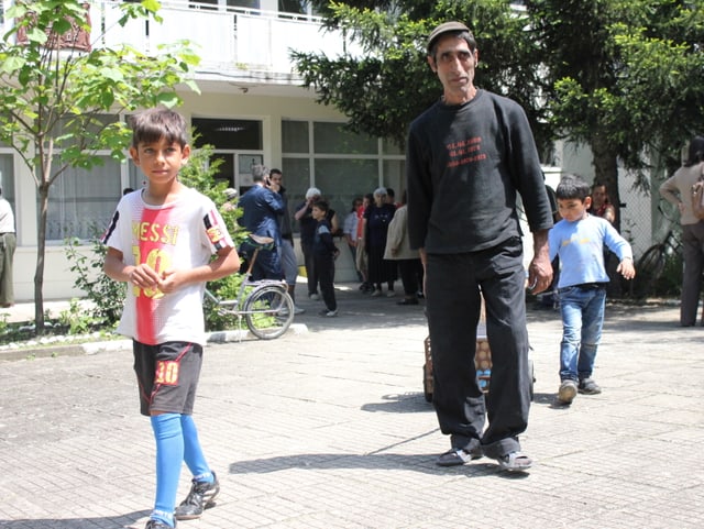 Junge und Mann laufen heim.