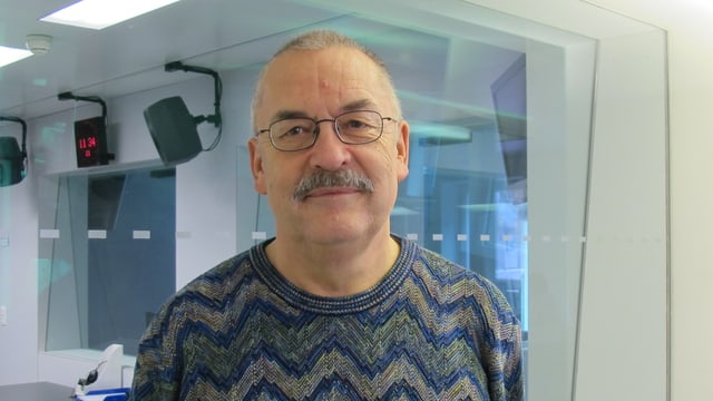 Porträtbild Ernst Gosteli im Radiostudio Bern Porträtbild Ernst Gosteli im Radiostudio Bern